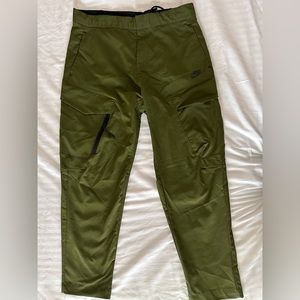 Nike Men’s Sportswear Tech Essentials Woven Unlined Utility Pants
